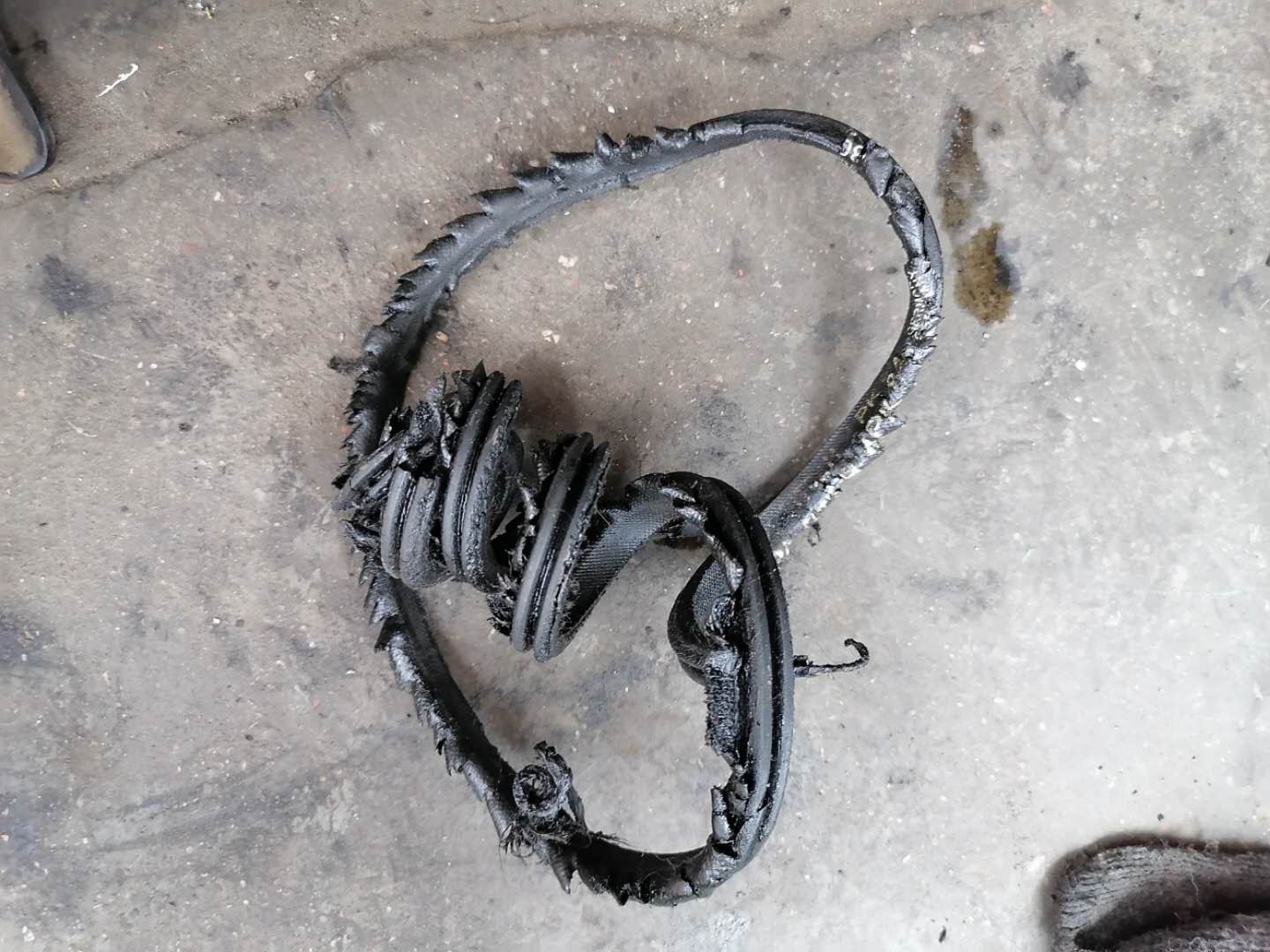 发动机漏油和烧机油大修多少钱,发动机漏油维修费用明细表