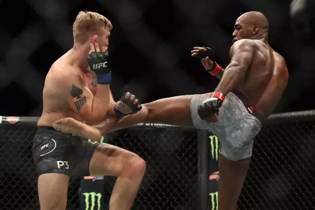 “骨头”琼斯三度称王，“母狮”加冕地表最强女战士