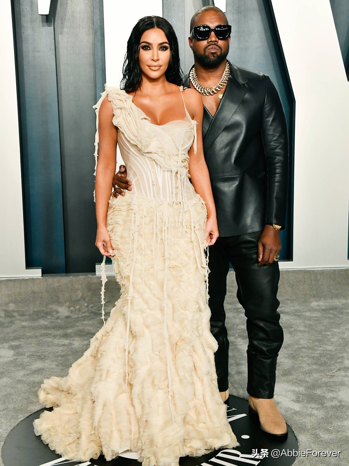 查理兹塞隆名利场,查理兹塞隆洛杉矶红毯着装红与黑