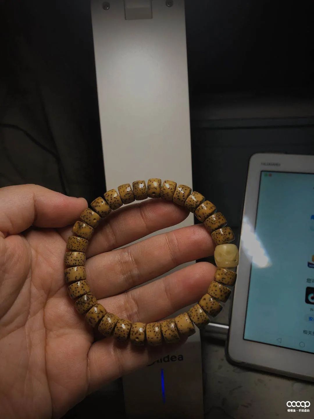 短发超飒小姐姐，玩串儿不贵也精致，骑起车来，帅翻天