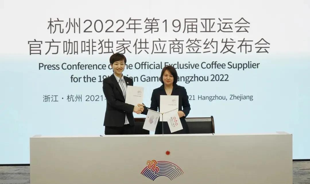 答案竟然是咖啡？为什么运动赛场上总有可乐的影子