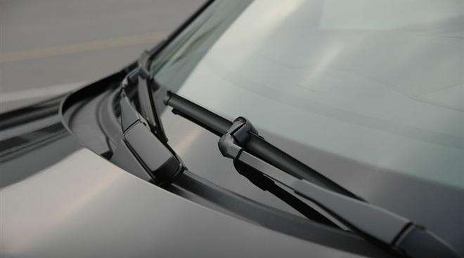 雨刮器雨刷条怎么换,雨刮器刮不彻底怎么修