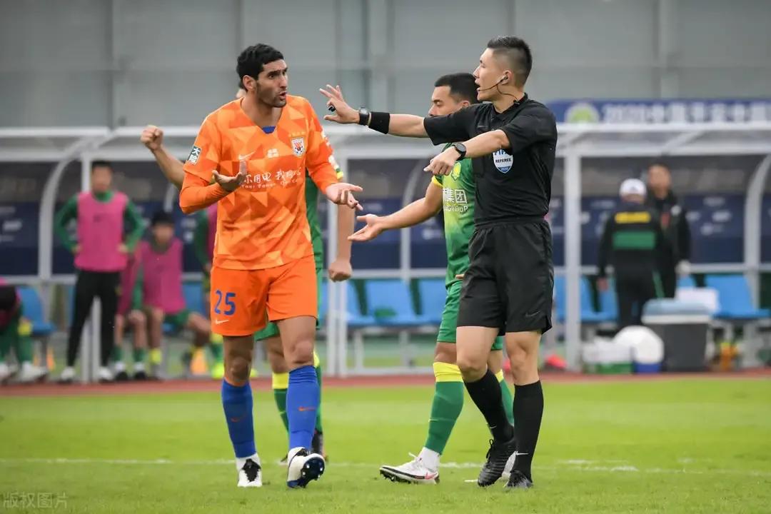 鲁能争议判罚视频回放,裁判对鲁能争议判罚集锦