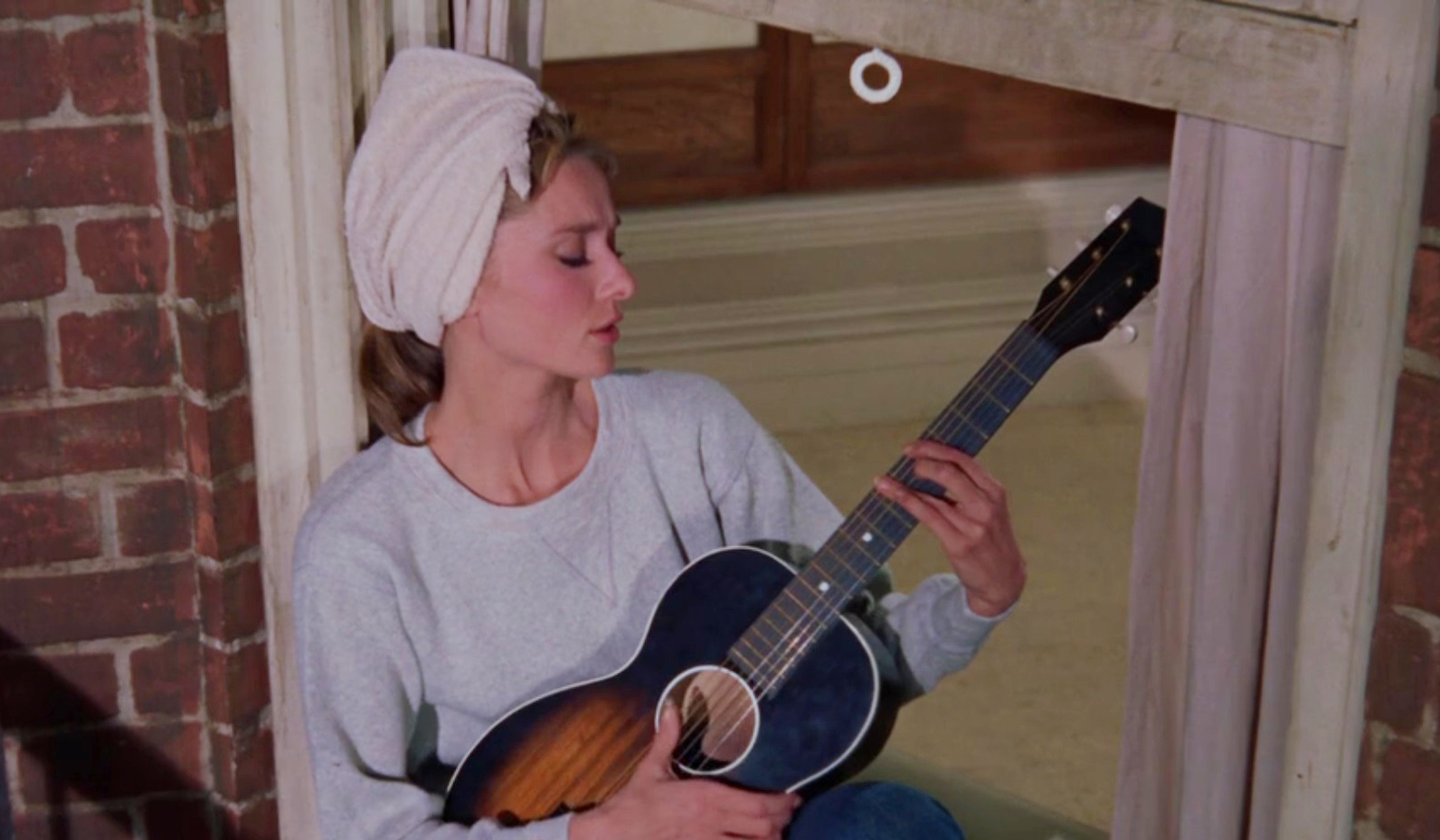 奥黛丽赫本歌曲月亮河歌词大意,奥黛丽赫本出场时的经典音乐