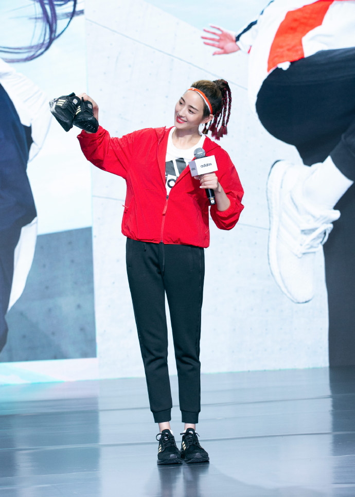 张钧甯穿白色运动服配黑运动裤帅气时尚很有型，运动服也能这么美