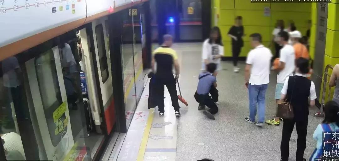 广州地铁女子霸气抓男人,深圳地铁妙龄女子徒手抓色狼