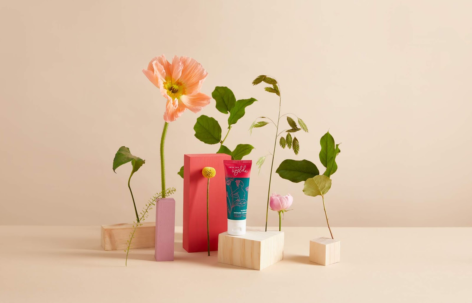 IntheWylde女性润滑剂品牌包装设计via:ClaireHartley