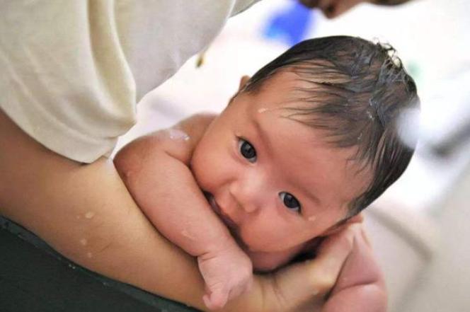 小婴儿身上“香香的”,家长别只顾“吸娃”,要留心不对劲的味道