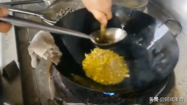 厨师长教做鱿鱼炒韭菜,大厨做美食韭菜炒鸡蛋