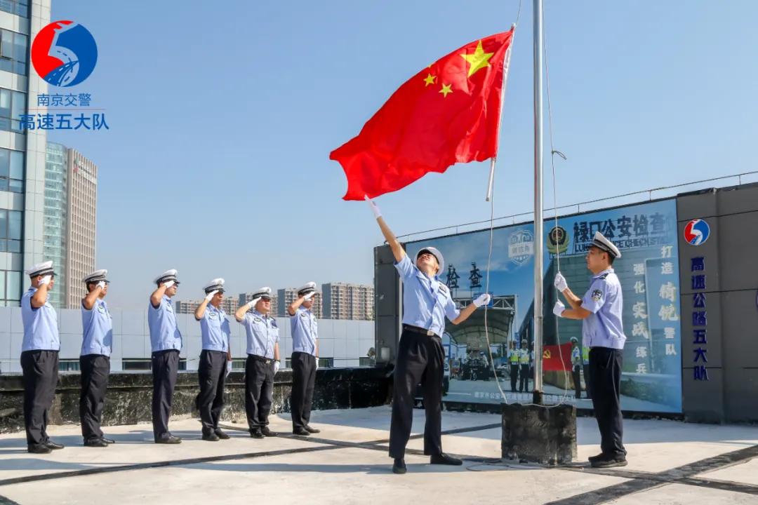 这个国庆节，上汽大众ID.家族用志愿红表达心中热爱