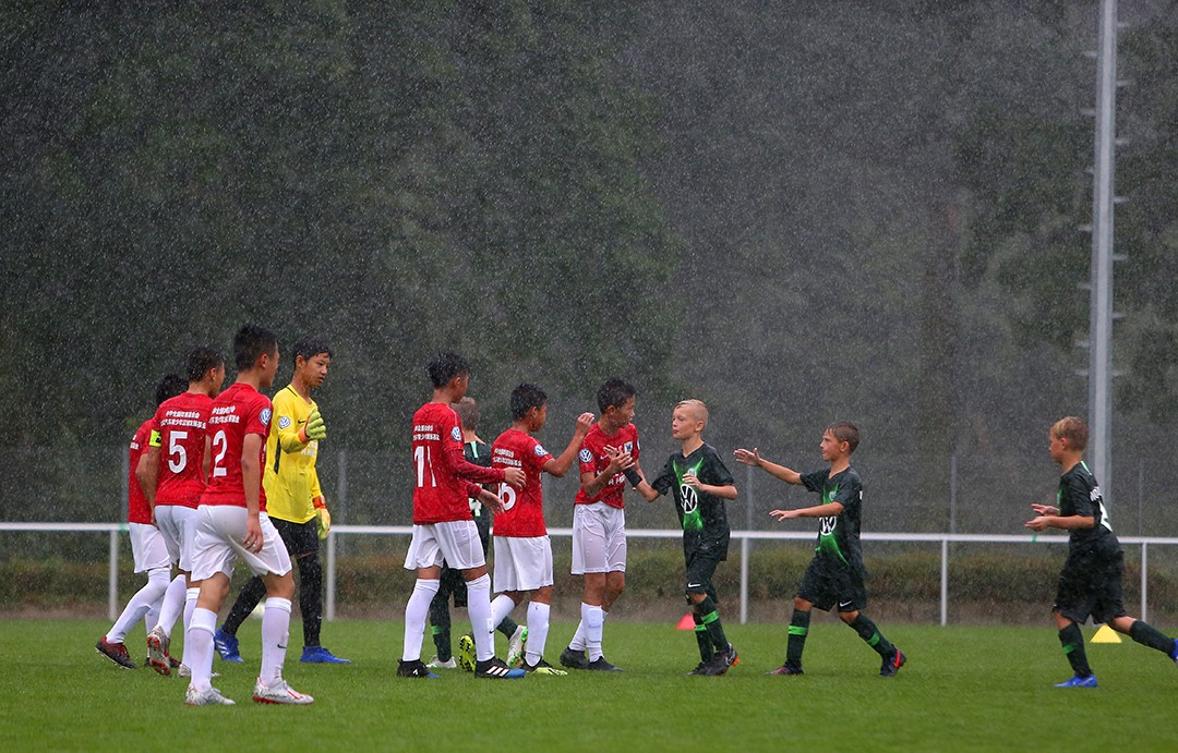 少年强则国强为中国足球加油,少年强则中国强牢记历史勇往直前