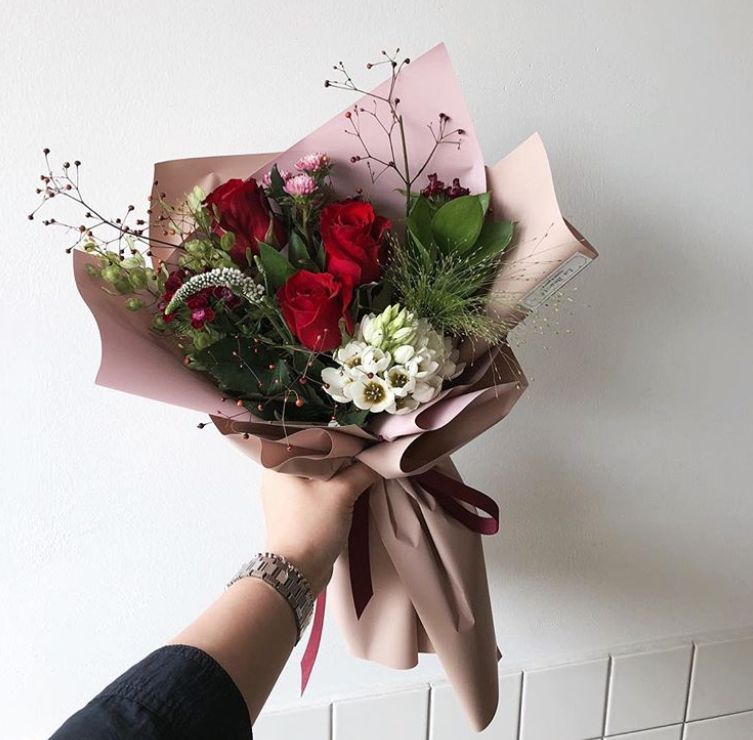 圣诞节送女生白玫瑰的花语,圣诞节送女孩子花的花语