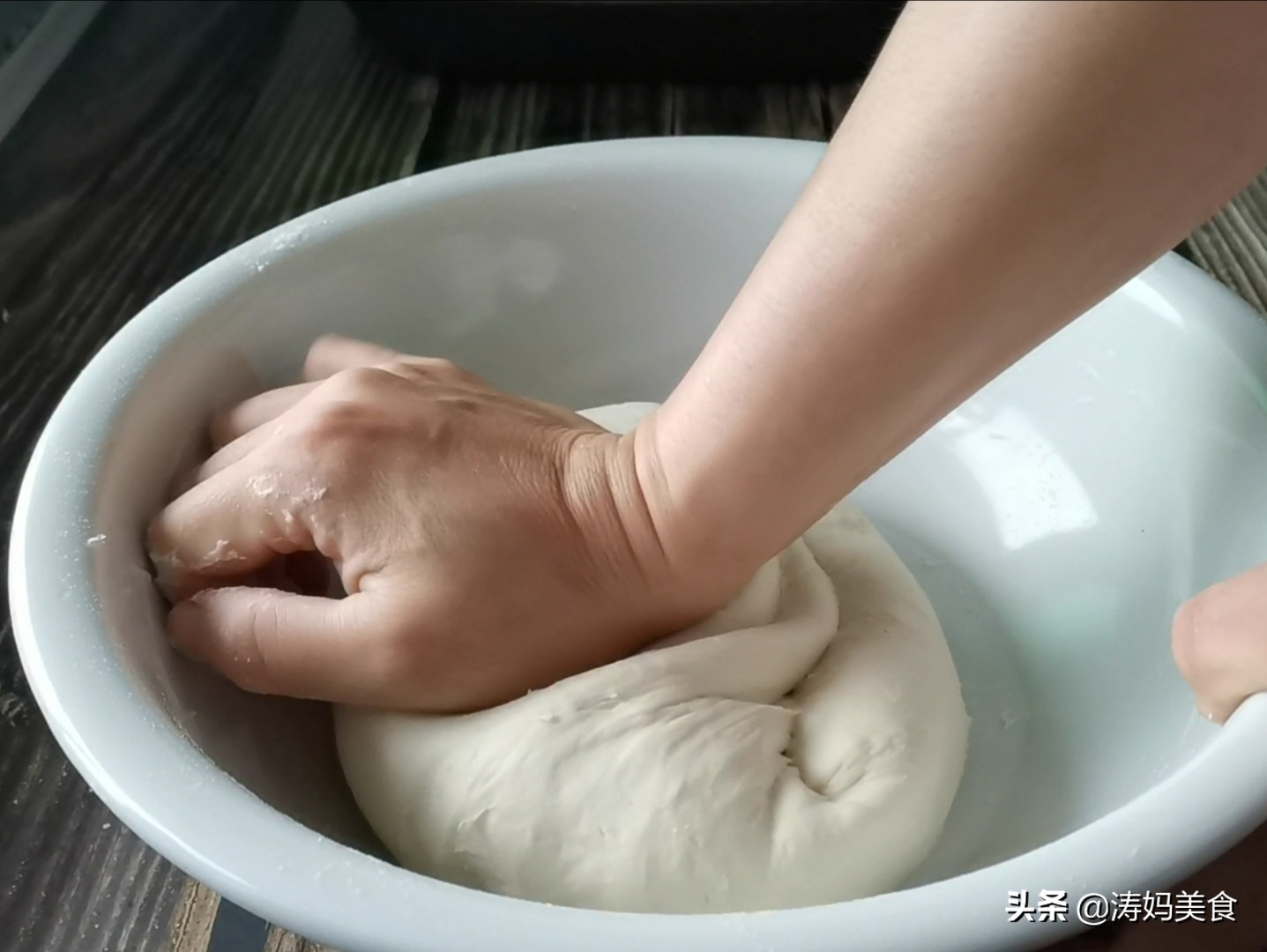 怎么消除面团里面的小气泡,发酵的面团有酒酸味怎么办