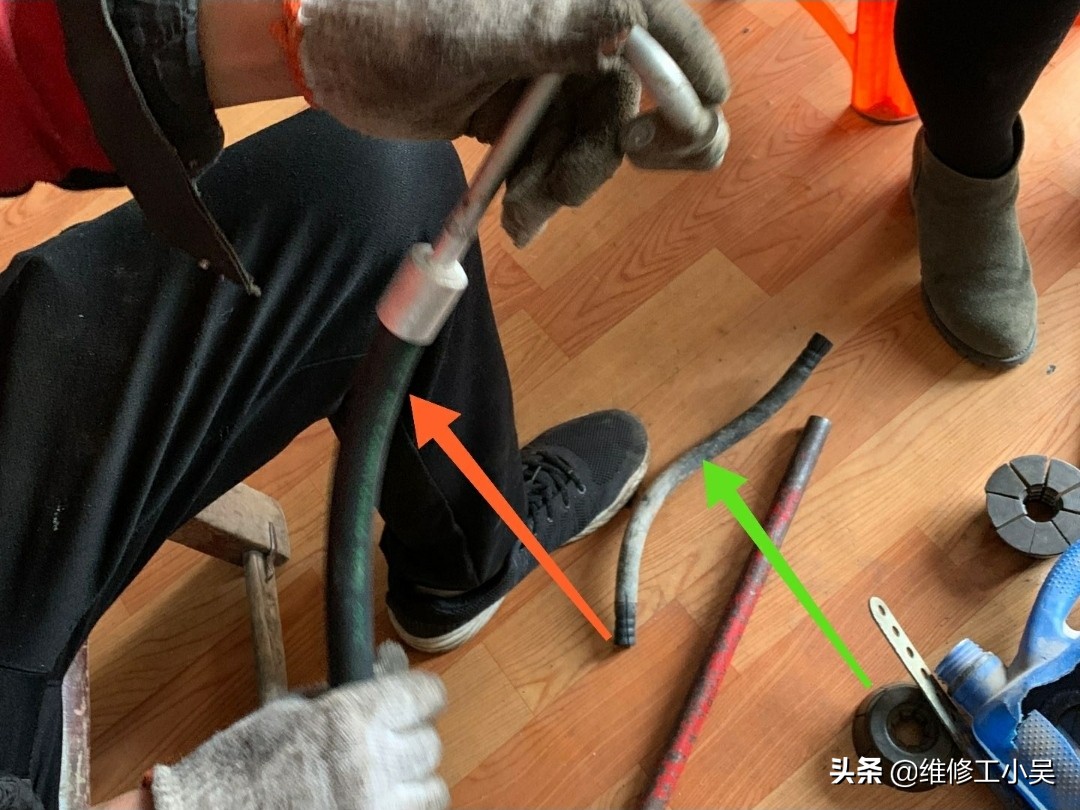 空调修理师傅泄漏氟利昂,汽车空调管道漏氟维修多少钱