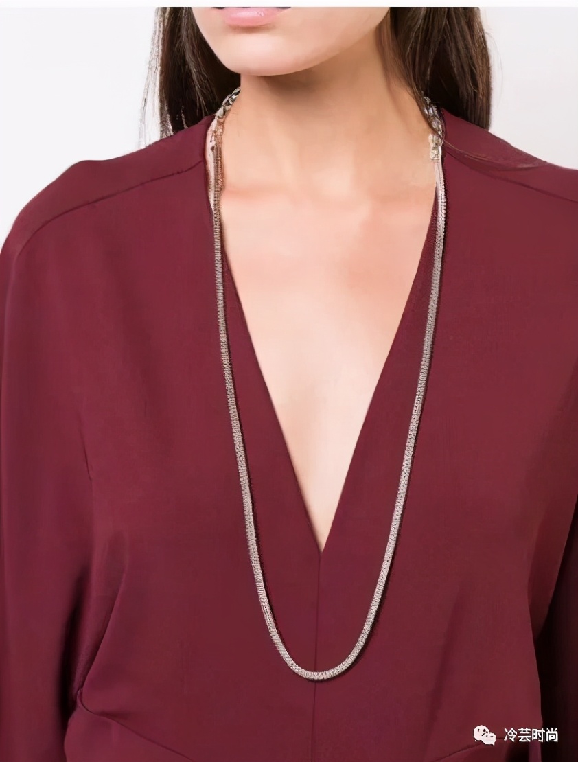项链的活动扣佩戴方法,项链的佩戴要讲究八大搭配技巧