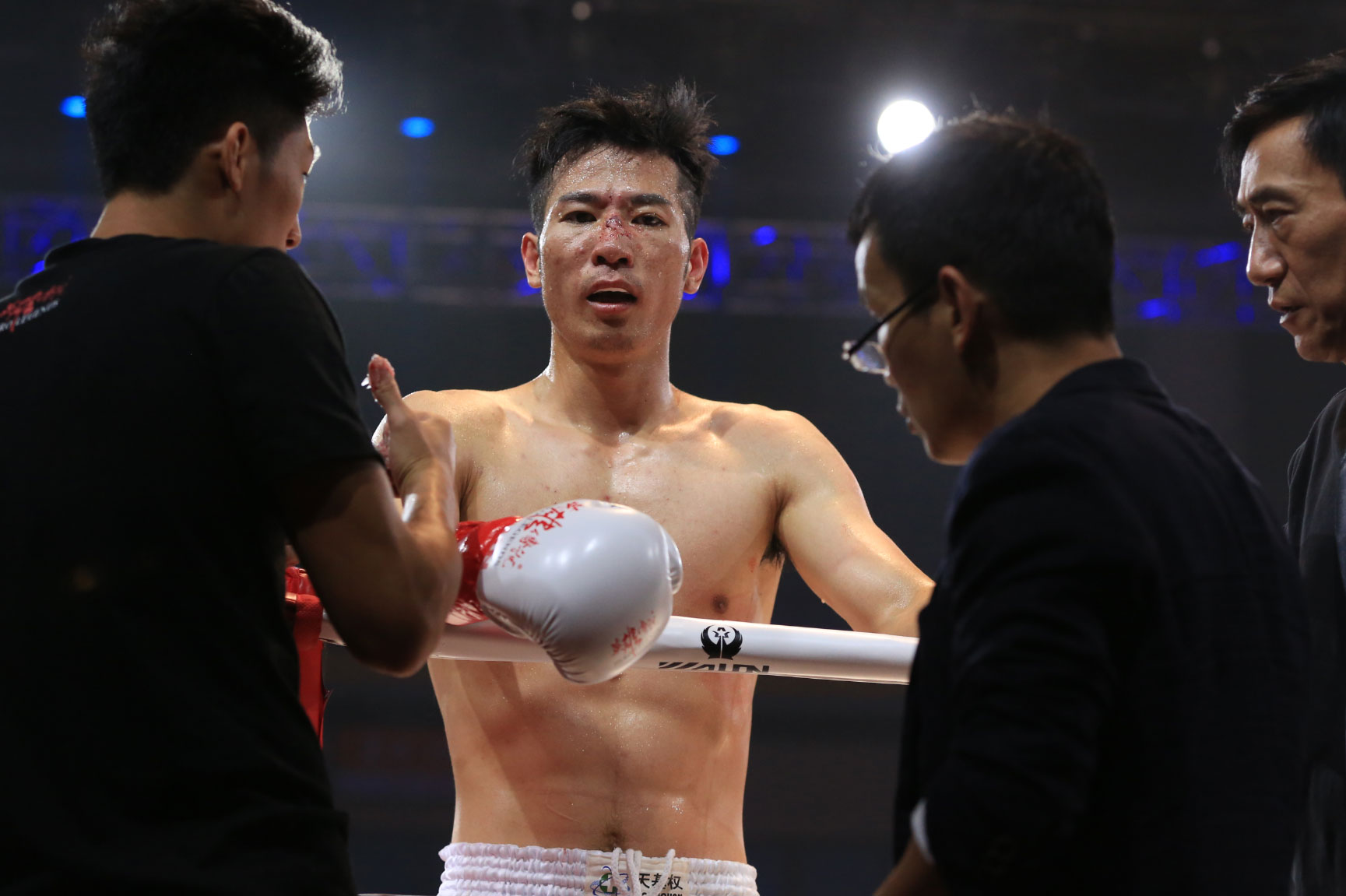 邹恭义飞膝ko,邹恭义顶膝占据优势