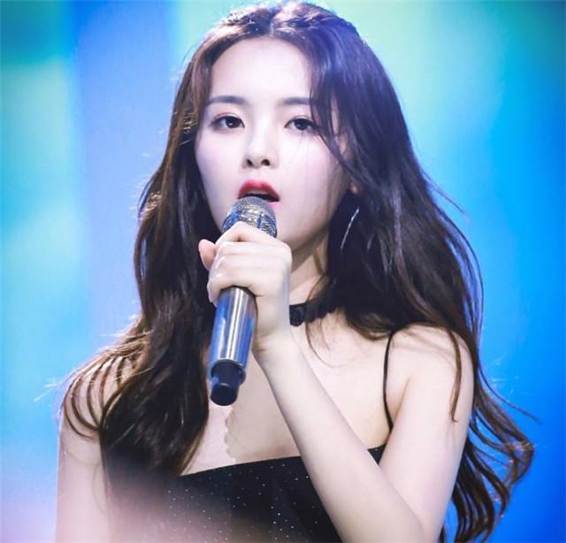 圆脸大脸发量少软女生适合的发型,适合脸大圆脸可扎可披的直发