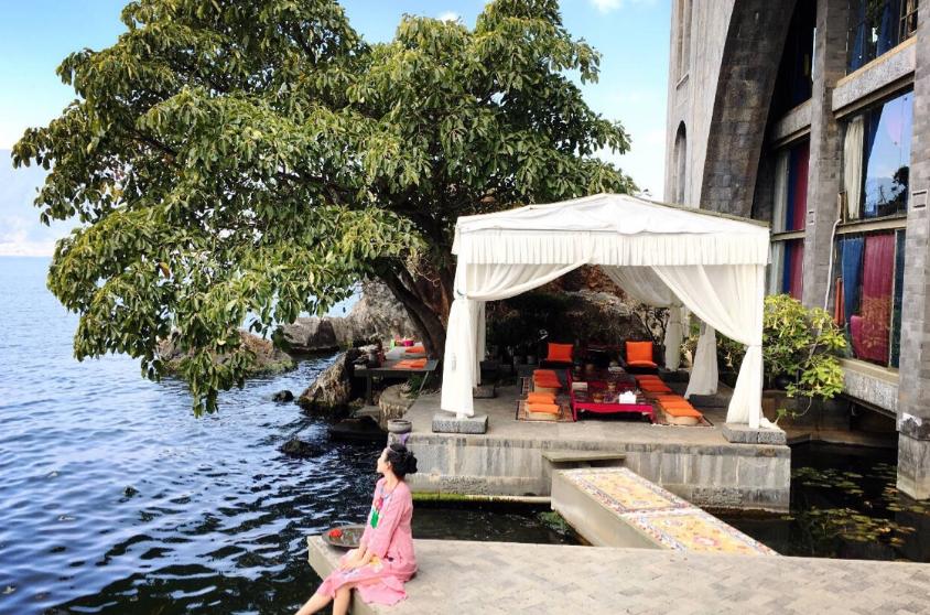 杨丽萍的太阳宫，以前淡季一晚4000元，如今参观要100元买杯咖啡