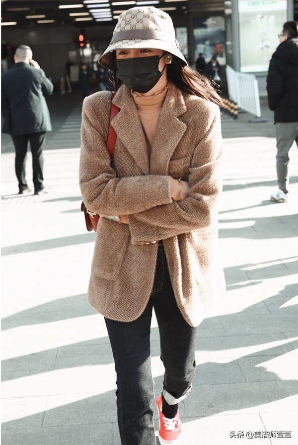 周洁琼出机场穿的鞋子,周洁琼穿长筒靴