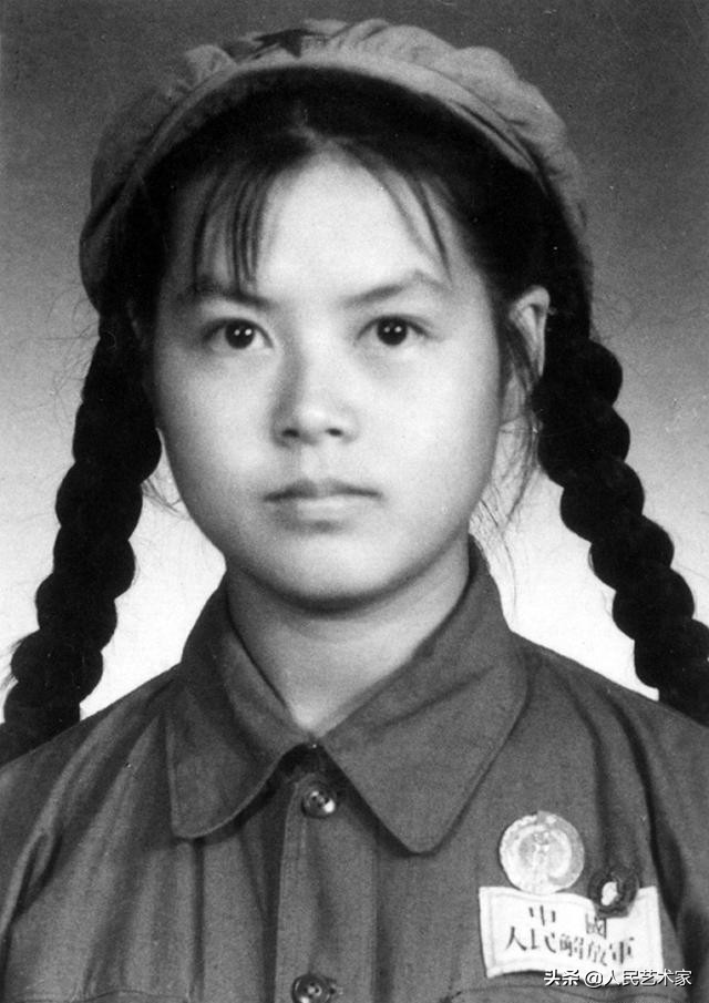 她是中国第一位电视播音员，师从开国大典播音员，发掘赵忠祥，指导敬一丹，是白岩松心中让央视变柔软的存在