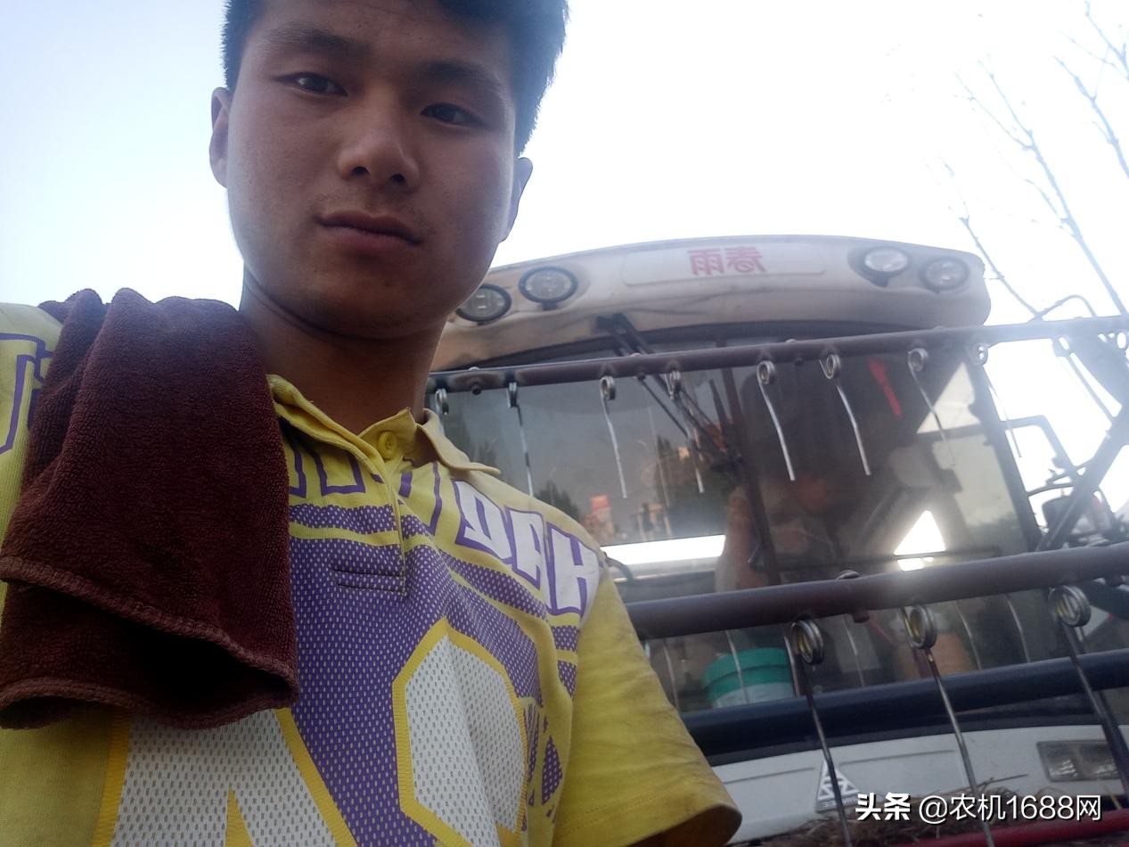 利辛春雨收割机价格,春雨4lz2小麦收割机