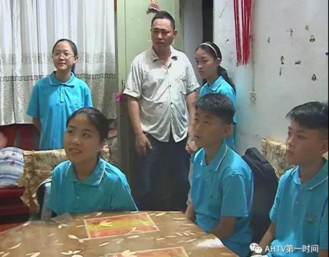 三胞胎家长会怎么开,五胞胎被分到5个班爸爸称怕淘气