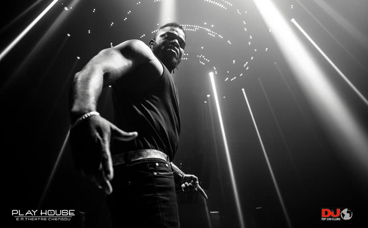 他拍下成都夜店的“纸醉金迷”，都市男女们在这里挥金如土