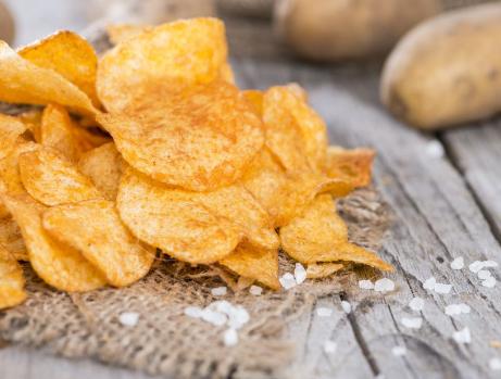 炸薯片时,别直接下锅炸,多加1个步骤,薯片薄又脆,比锅巴好吃