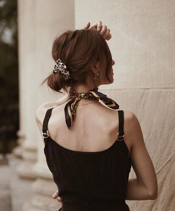 丝巾绑手腕教程,绑丝巾其实很简单