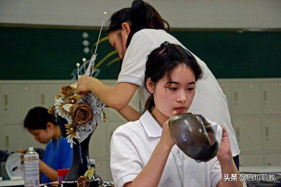 校园最美妆容，我们在成都塔子山附近的学校发现了