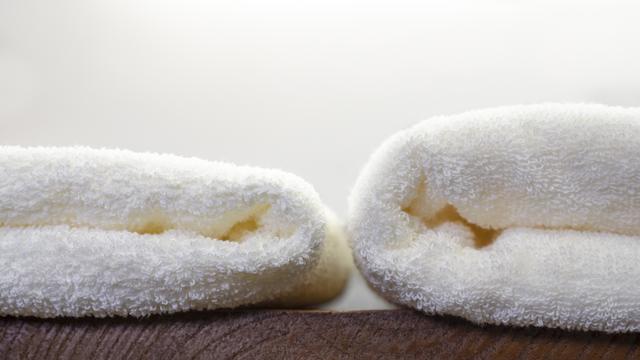 阴雨天衣服晾不干发馊要重洗吗,下雨天如何让自己的衣物快速烘干