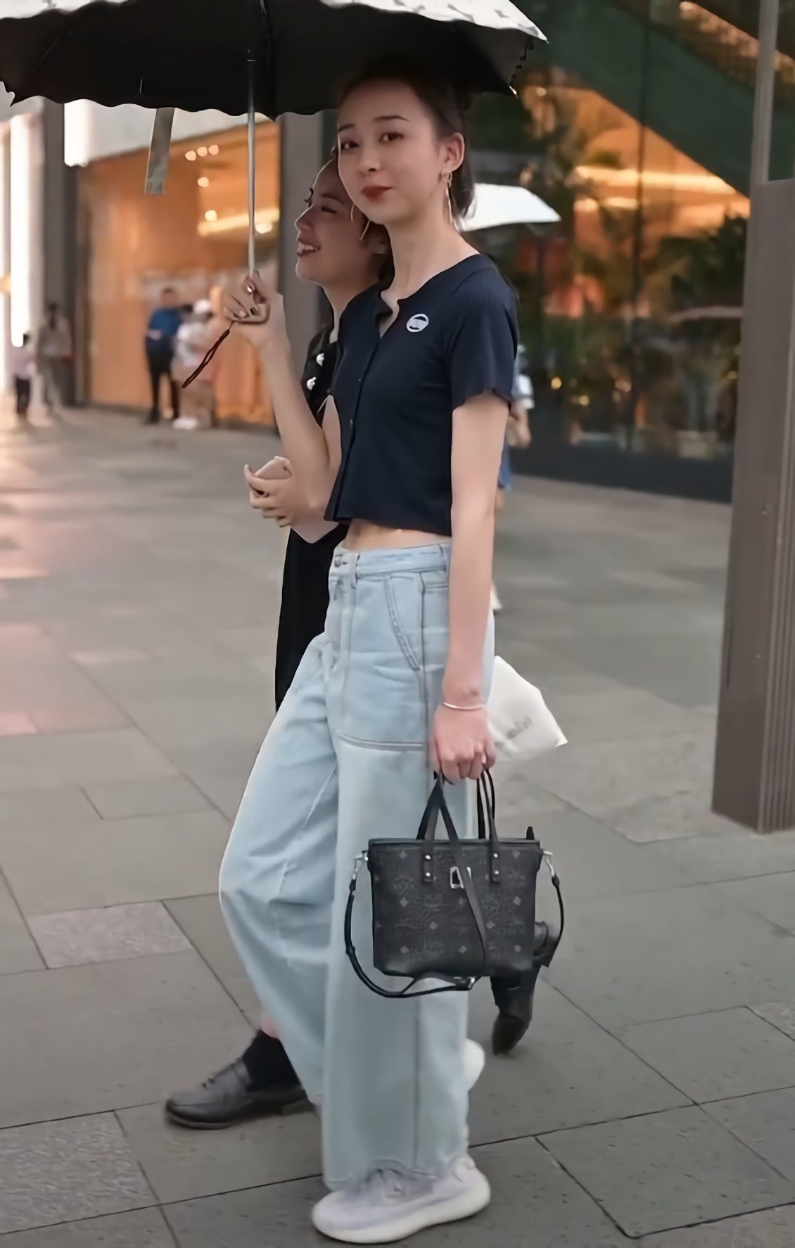 mcm印花版菜篮子包包,mcm包包菜篮子和双肩包哪个更通勤