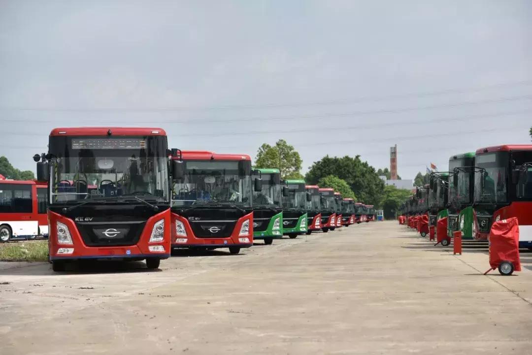 “在佛山坐公交是什么体验？”“谢邀，刚下公交，就是家门，不塞车太爽！”