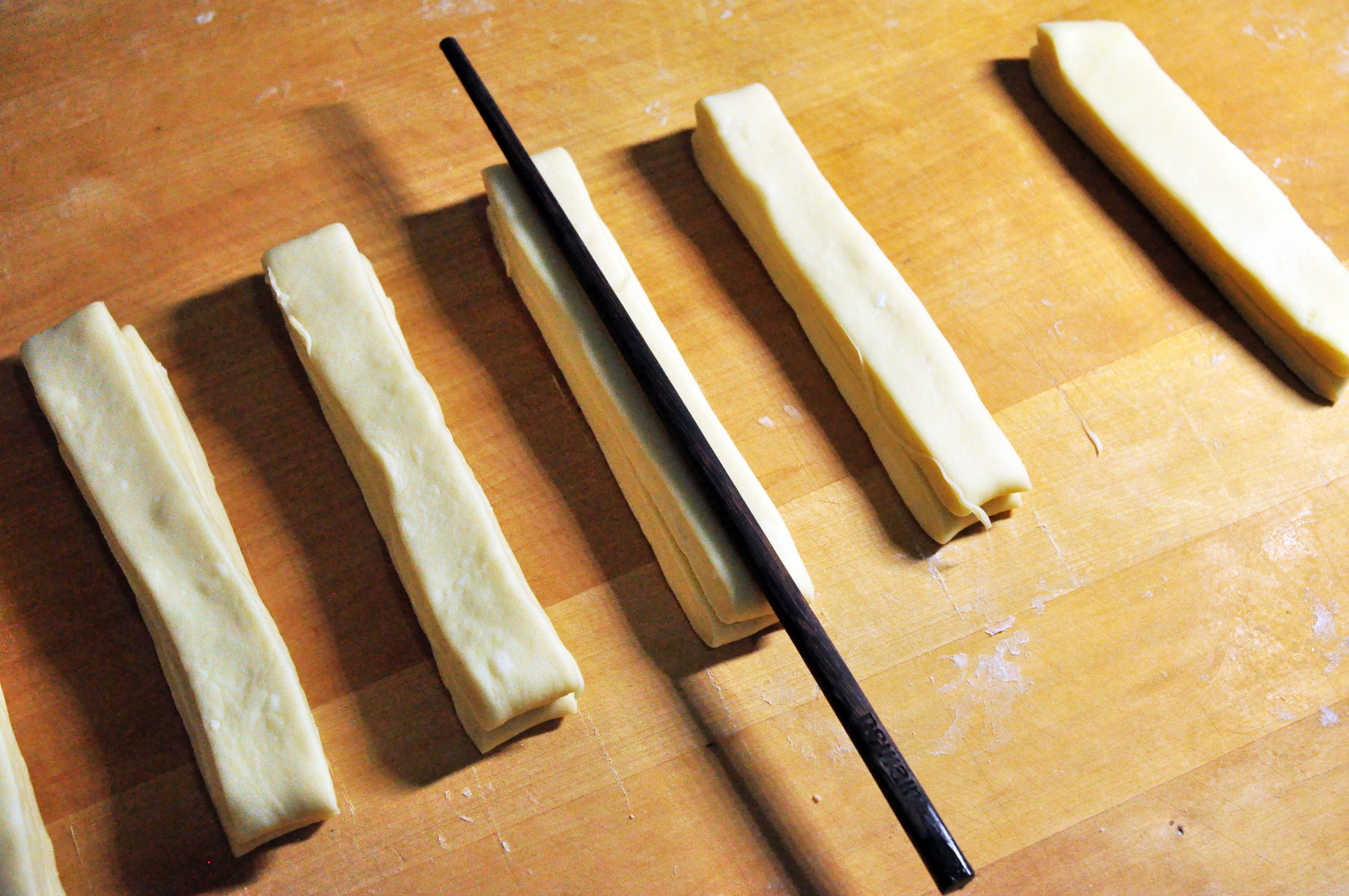 只需两步教你炸出酥脆好吃的油条,在家做一个油炸酥脆的油条