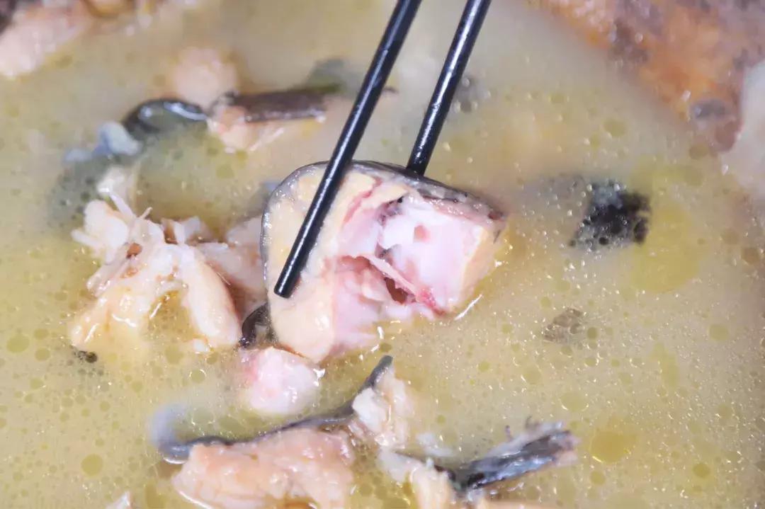 云南特色蒸汽石锅鱼什么鱼最好,特色美味云南蒸汽石锅鱼