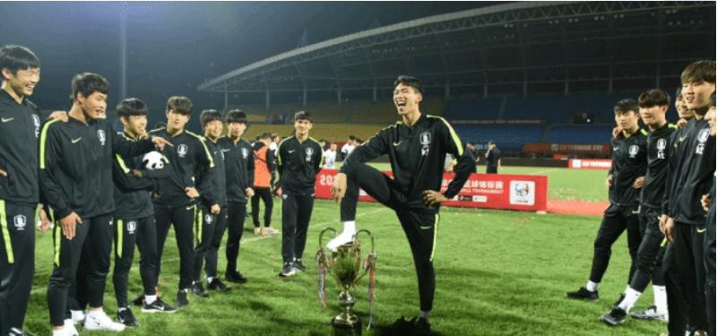 中国足球遭奇耻大辱！韩国球员*渎亵**熊猫杯奖杯：脚踩+做撒尿动作