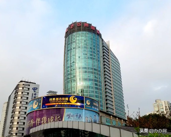 繁华都市与历史风烟并存坐着985路公交兜写字楼