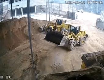 女子被铲车铲进搅拌机后续,女子被铲车铲进搅拌机怎么样了