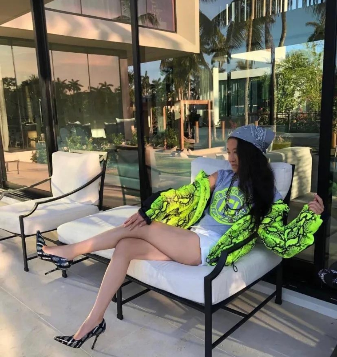 我真服了！70岁王微微有老人脸，但看到这玉女腿少女身材闭嘴了