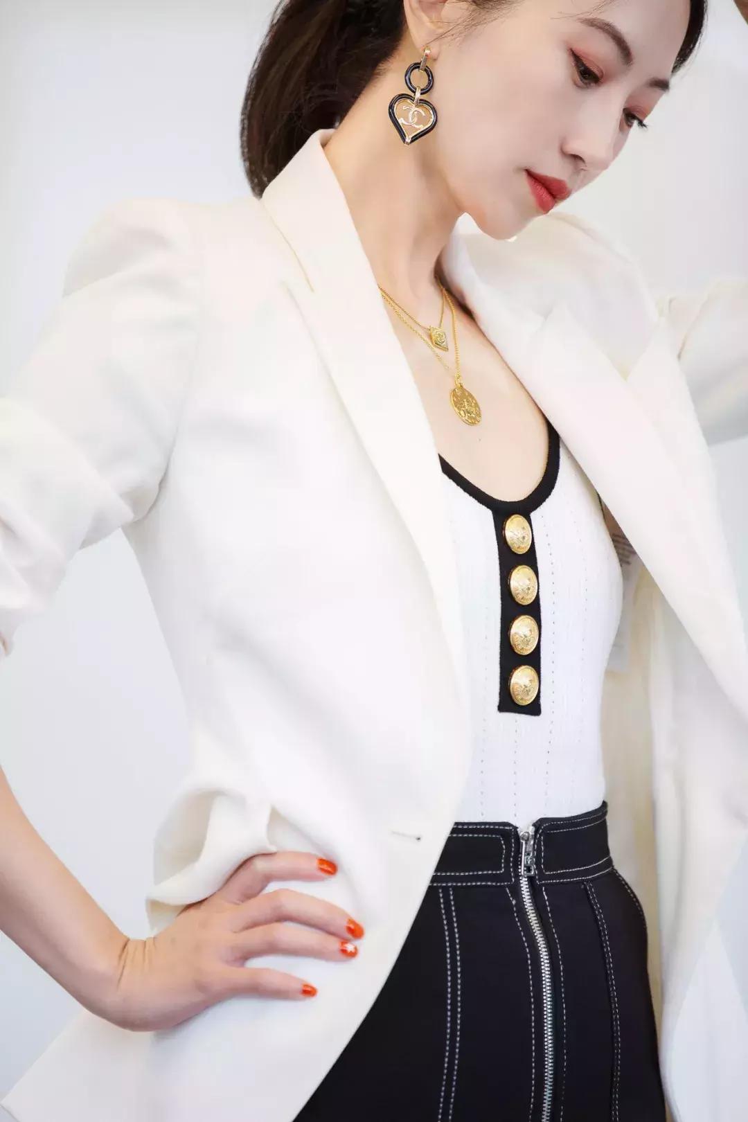 夏天一定要穿白色衣服,夏天穿白色才是最醒目的