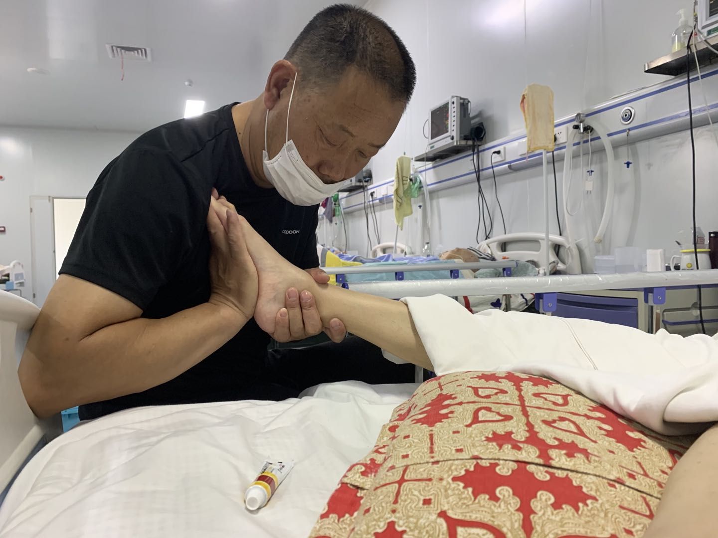 植物人托养困境:无处安放的生命安养一个植物人,就是安抚一个家庭