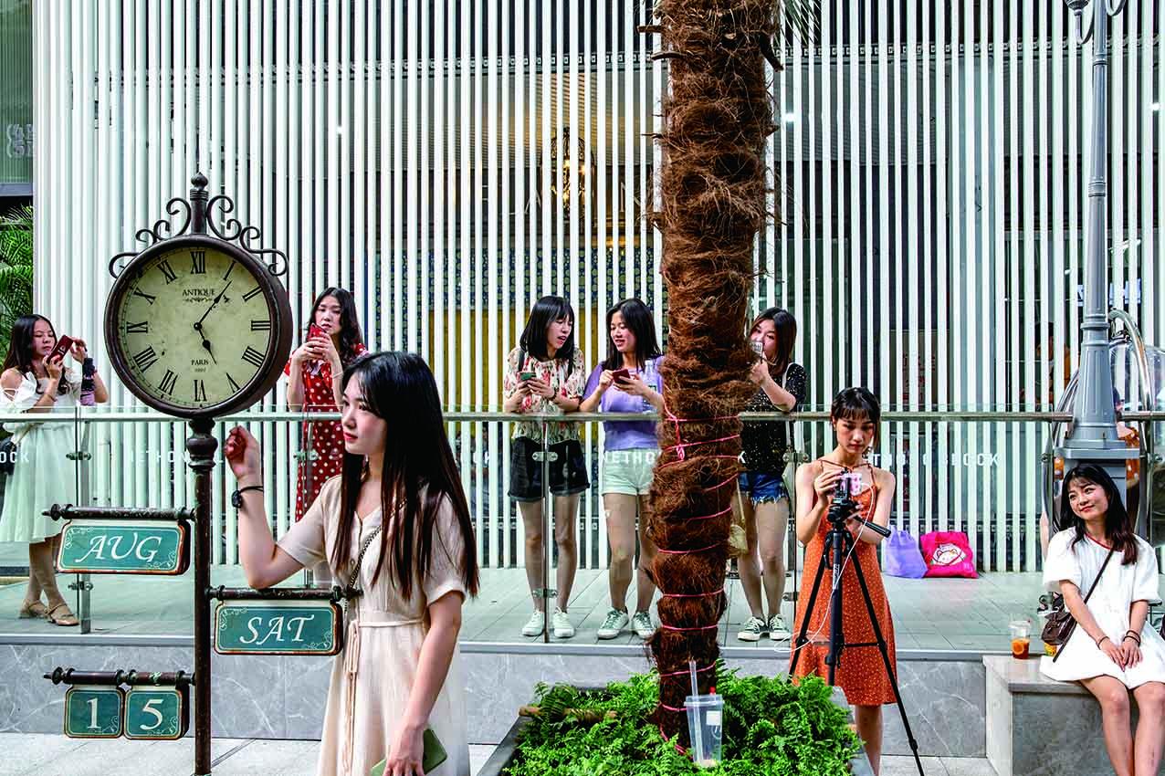 左手盲盒炒鞋，右手理财投保：80、90后消费新一代