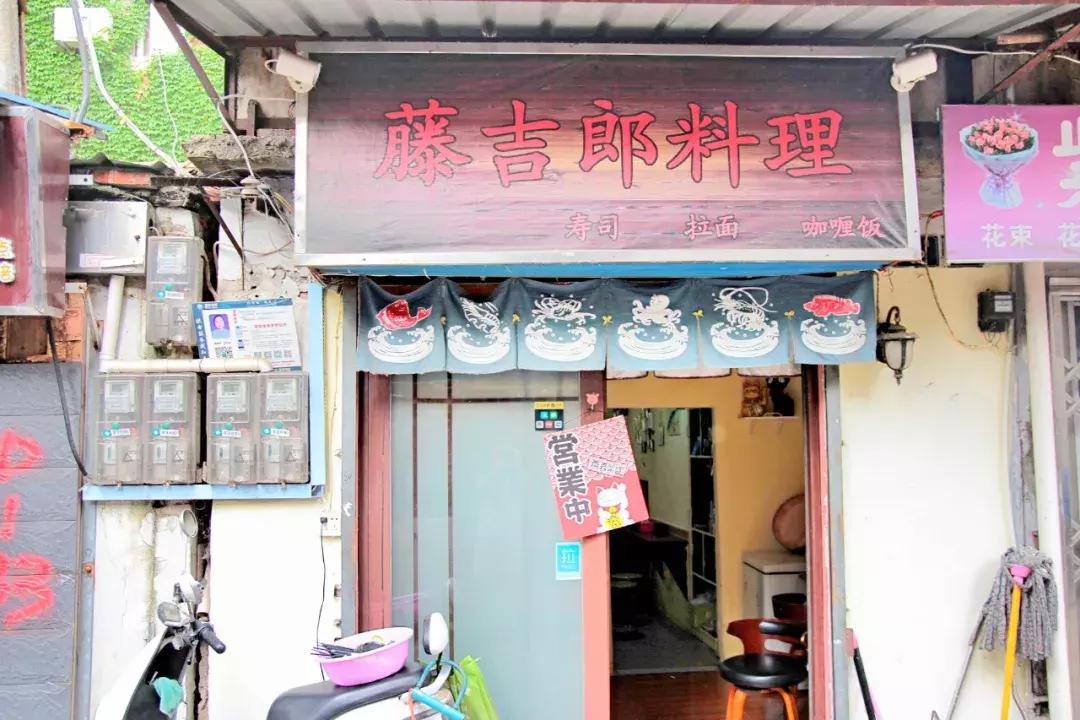 武昌这所低调的大学坐拥一线江景，教学楼窗外就是黄鹤楼