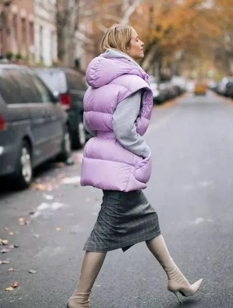 冬天时尚白色羽绒马甲穿搭,时尚百搭高档羽绒马甲穿出气质