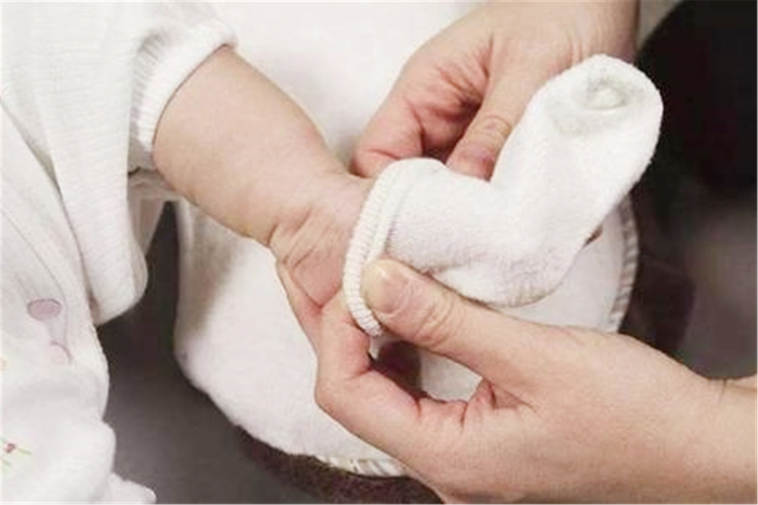 孩子死活不爱穿袜子怎么办,孩子不乐意穿袜子