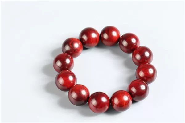 朱砂手串佩戴男女有区别吗,佩戴紫檀佛珠手串有什么讲究
