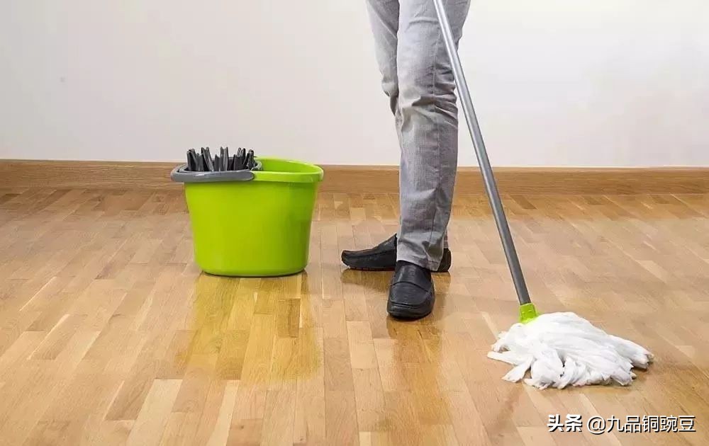 发泡胶打在地板下面地板起鼓,地板上面铺的木地板鼓了怎么处理