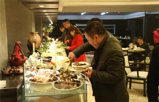 餐厅节日只卖套餐，食客非要单点还曝光餐厅！厨师：滚犊子