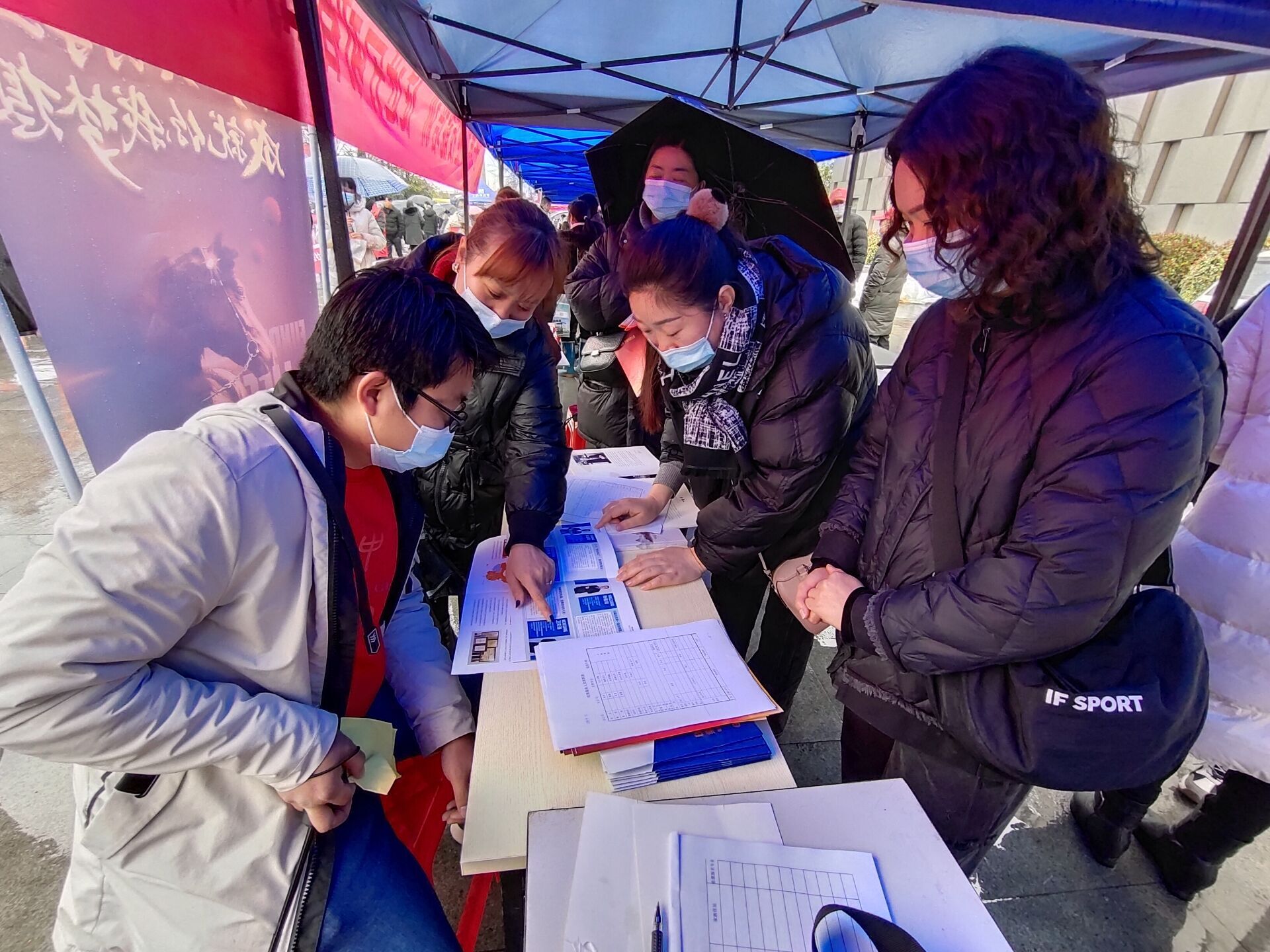 春风送暖春季大型招聘会,春风送温暖现场招聘会