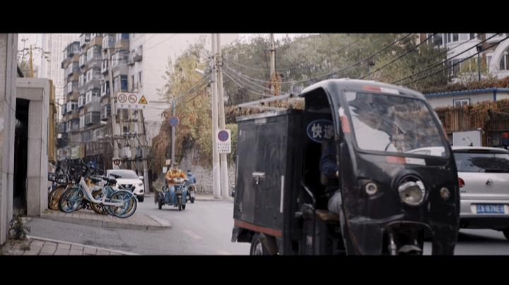 我们跑遍几个网红城市，发现有一种四人社交游戏很火